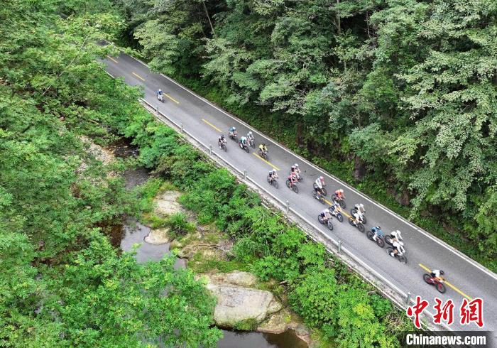 千名海内外自行车手齐聚湖南张家界峰林竞速，