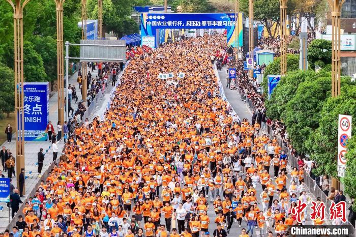 2025奉节半程马拉松圆满落幕 肯尼亚选手包揽男女