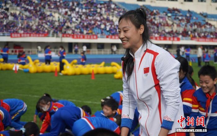 跨越人生每一道横杆：撑杆跳高世界冠军李玲的