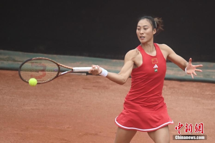 郑钦文稳健发球与王欣瑜出色发挥，中国队在比