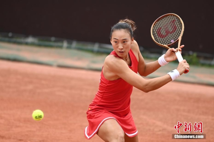 郑钦文稳健发球与王欣瑜出色发挥，中国队在比