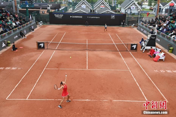 郑钦文稳健发球与王欣瑜出色发挥，中国队在比