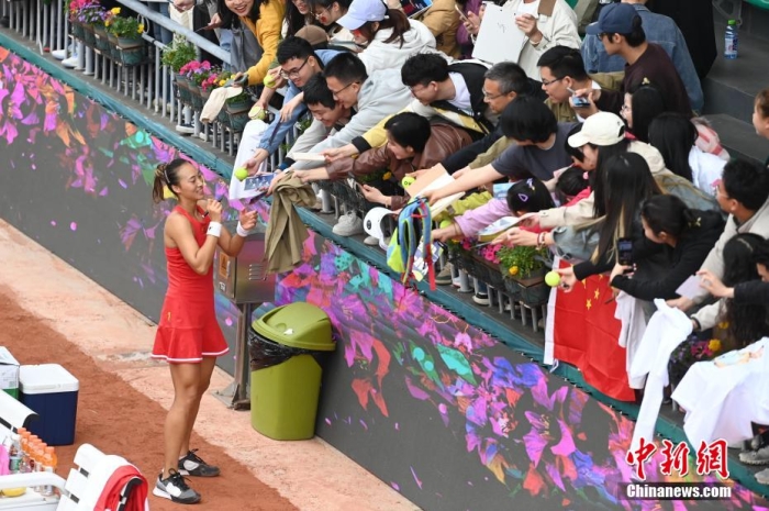 郑钦文稳健发球与王欣瑜出色发挥，中国队在比