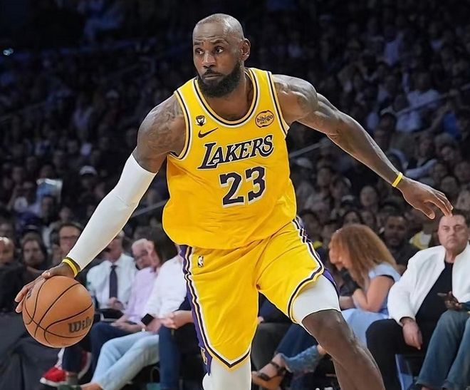 老詹19+8+13+13助攻创纪录，湖人擒火箭