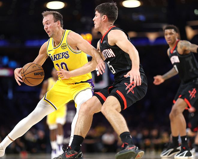 老詹19+8+13+13助攻创纪录，湖人擒火箭